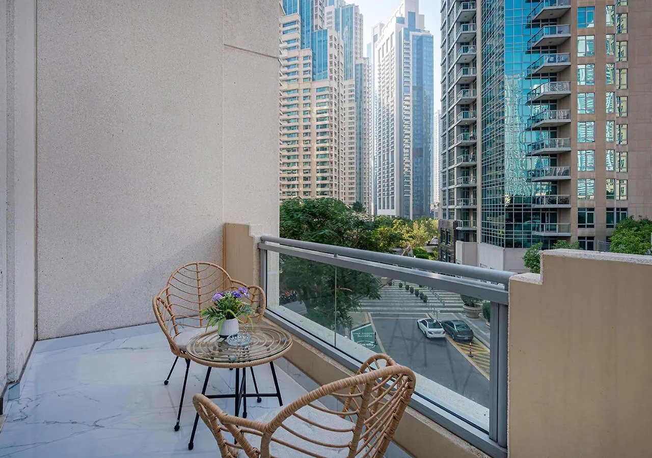 Apartment Luxurious Studio With Stunning Burj Khalifa, Pool & Lake Views Steps From Dubai Mall