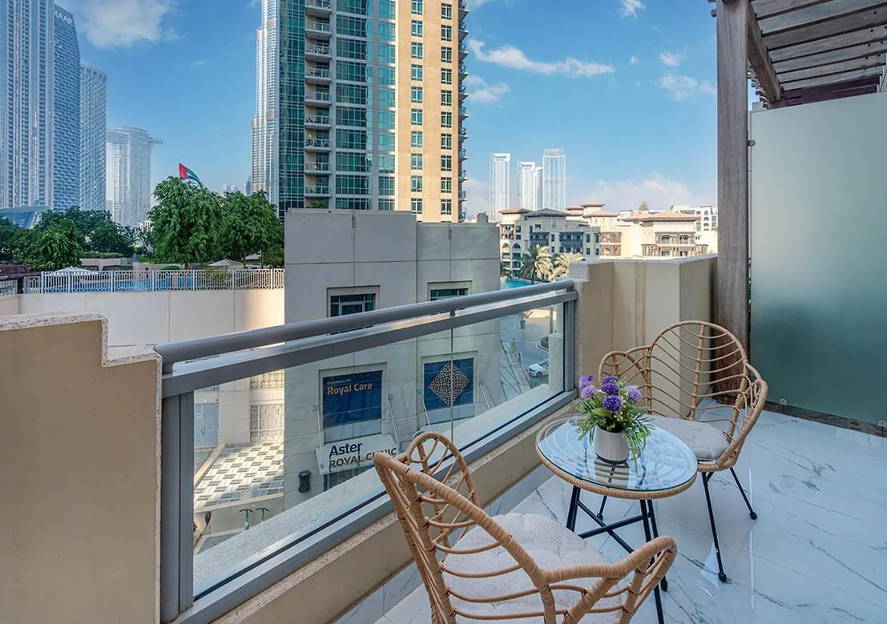 Luxurious Studio With Stunning Burj Khalifa, Pool & Lake Views Steps From Dubai Mall 0*,